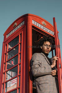 红电话亭中的时尚青年