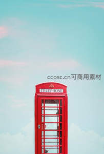 经典红色电话亭，蓝天白云衬托