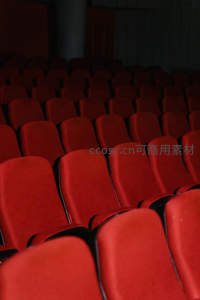 空荡影院红色座椅排排坐