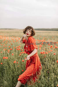 红裙少女在罂粟花海中翩翩起舞