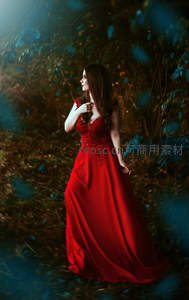 森林中身着红裙的优雅女子