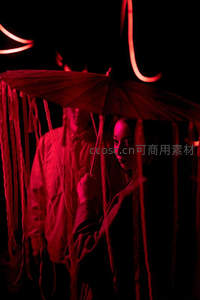 暗红光影下撑伞的神秘女子