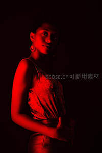 红光映照下女性肖像，神秘优雅