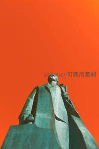 青铜伟人雕像矗立于炽热橙空之下