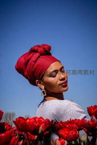 红巾女子静立花海闭目享春光