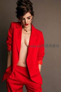 红西装女郎优雅展露自信魅力