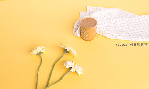 黄色背景咖啡与雏菊摆拍