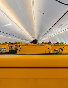 飞机客舱内整齐的黄色座椅