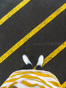 俯拍视角下的黄线与帆布鞋