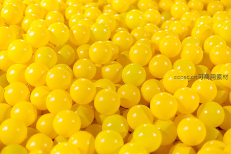 满满一池亮黄色塑料球的特写