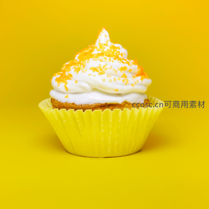 奶油纸杯蛋糕配橙色糖珠