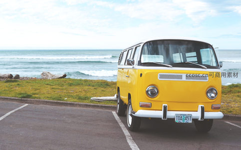 复古黄巴士海边停泊