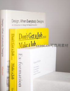 三本设计主题书籍堆叠展示