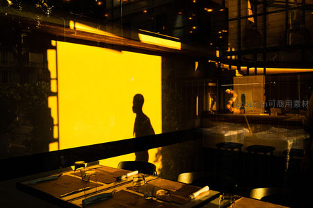 暖黄光影中的餐厅剪影