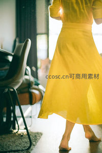 阳光下飘逸的黄色长裙