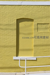 柠檬黄砖墙上的拱形门洞