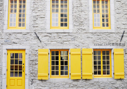 石砌外墙配明黄门窗的欧式建筑