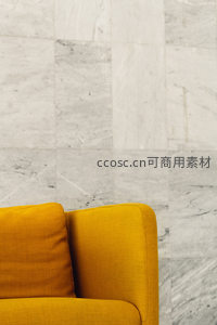 现代家居一角，明黄沙发搭配大理石背景墙