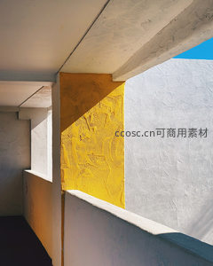 几何光影下的建筑角落，黄白墙面对比鲜明