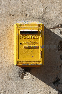 墙上复古黄色法国邮筒