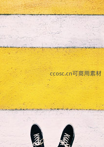 黑白帆布鞋踏在黄白相间的地面上