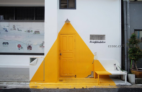 创意黄色三角墙绘门与猫咪涂鸦
