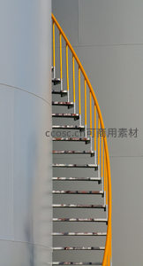 工业风螺旋楼梯与黄色扶手