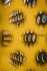 黄色镂空板的抽象光影