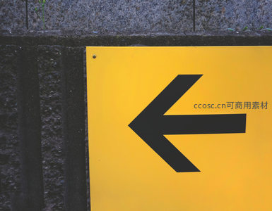 黄色指示牌上的黑色左箭头