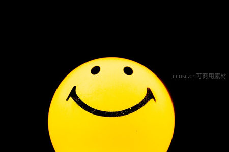 黑色背景下的黄色笑脸符号