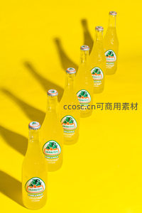 黄色背景上的菠萝味汽水瓶