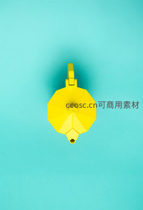 黄色几何造型水壶俯拍图