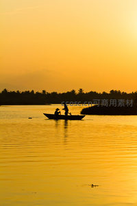 夕阳熔金洒满水面，小舟剪影载着渔人缓缓归航