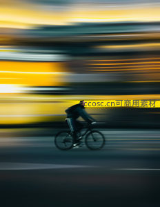 动感模糊中骑行者穿梭光影之间