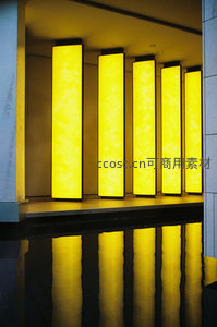 现代建筑内发光的黄色竖条灯柱