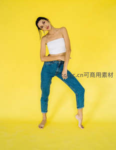 白上衣牛仔裤舞蹈姿