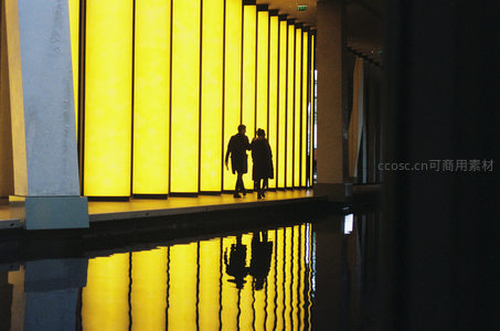 情侣剪影漫步于光影长廊