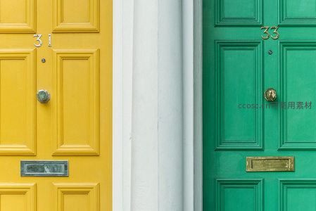 并排的明黄与翠绿复古门扉