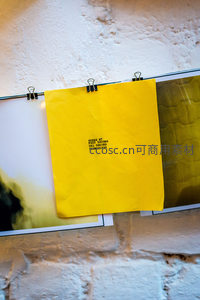 夹在画框中的黄色纸张与诗句