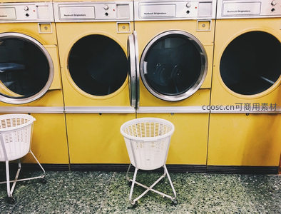 一排黄色洗衣机前的白色篮子