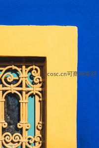 蓝墙黄框铁艺窗，色彩碰撞的艺术