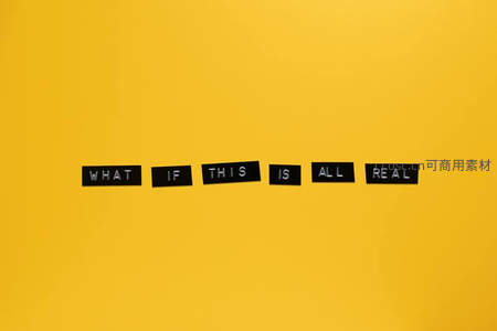 黄色背景上的黑色字母，哲学思考