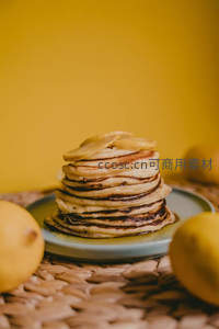 金黄背景下的柠檬松饼堆叠特写