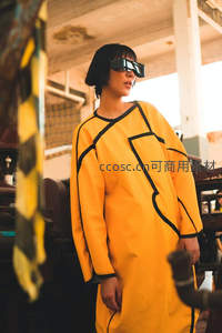 身着未来感黄衣的女子佩戴科技眼镜