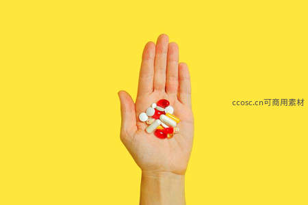 掌心盛满各色药片，象征治疗