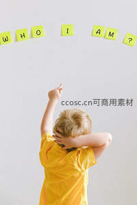 孩童指墙便签，黄色纸条问我是谁