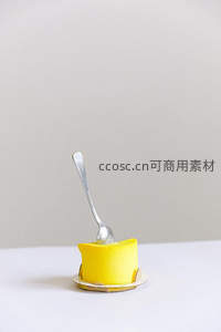 黄色小蛋糕配银勺，简约美味瞬间
