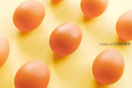 温暖色调下的鸡蛋特写，质感细腻