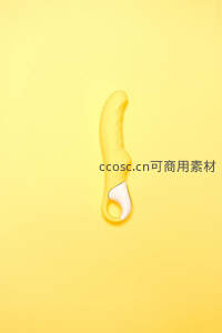 黄色背景上的抽象造型，简约设计感