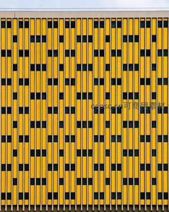 现代建筑立面几何图案，黄黑条纹构成视觉艺术